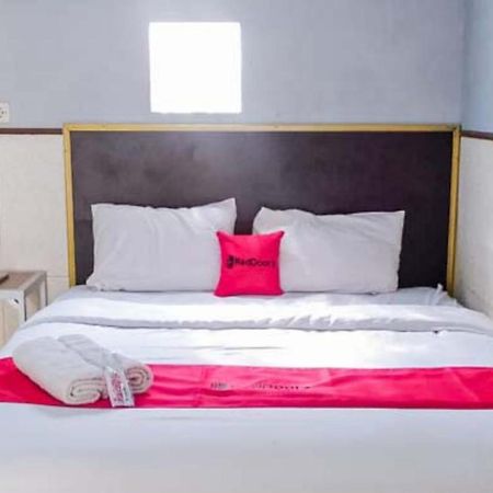 Hotel Reddoorz Syariah At Griya Soeratin Pacitan Exterior foto