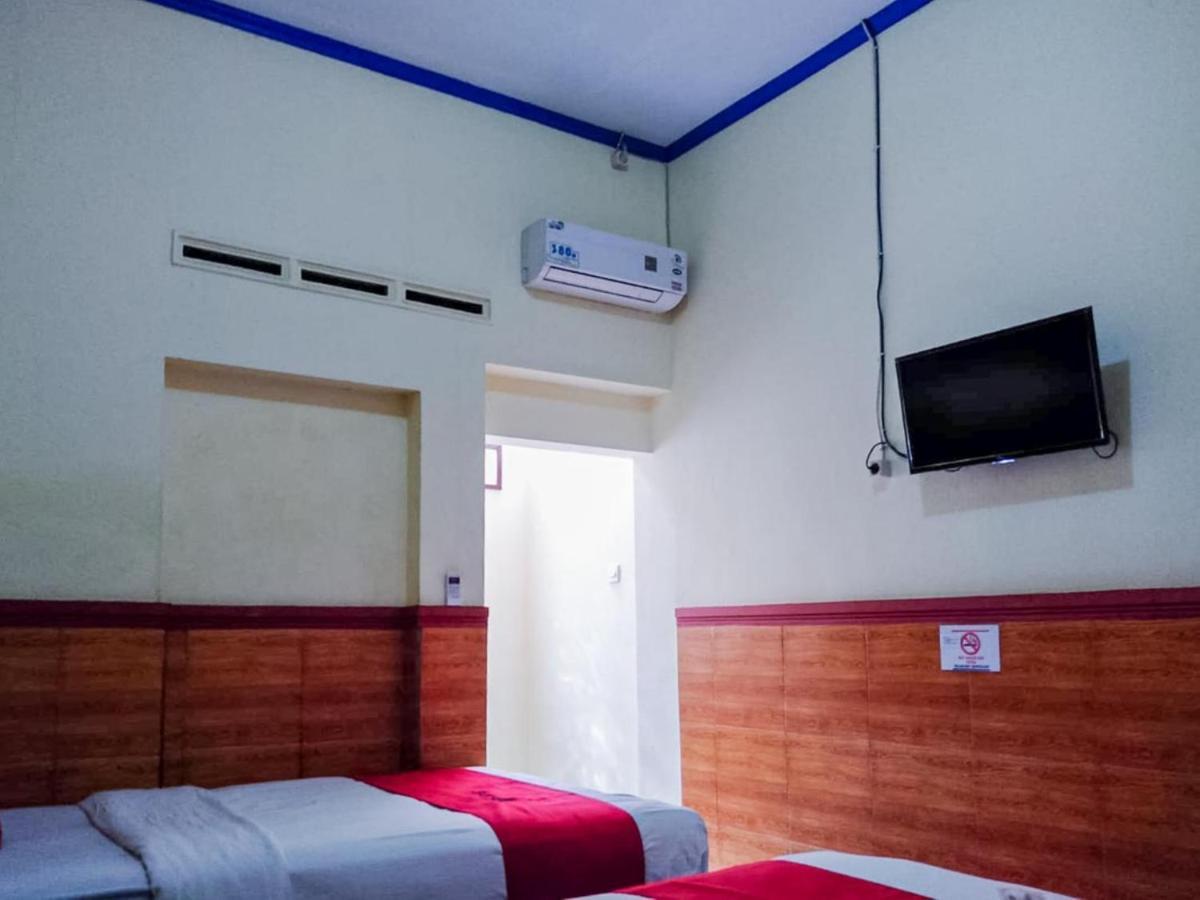 Hotel Reddoorz Syariah At Griya Soeratin Pacitan Exterior foto
