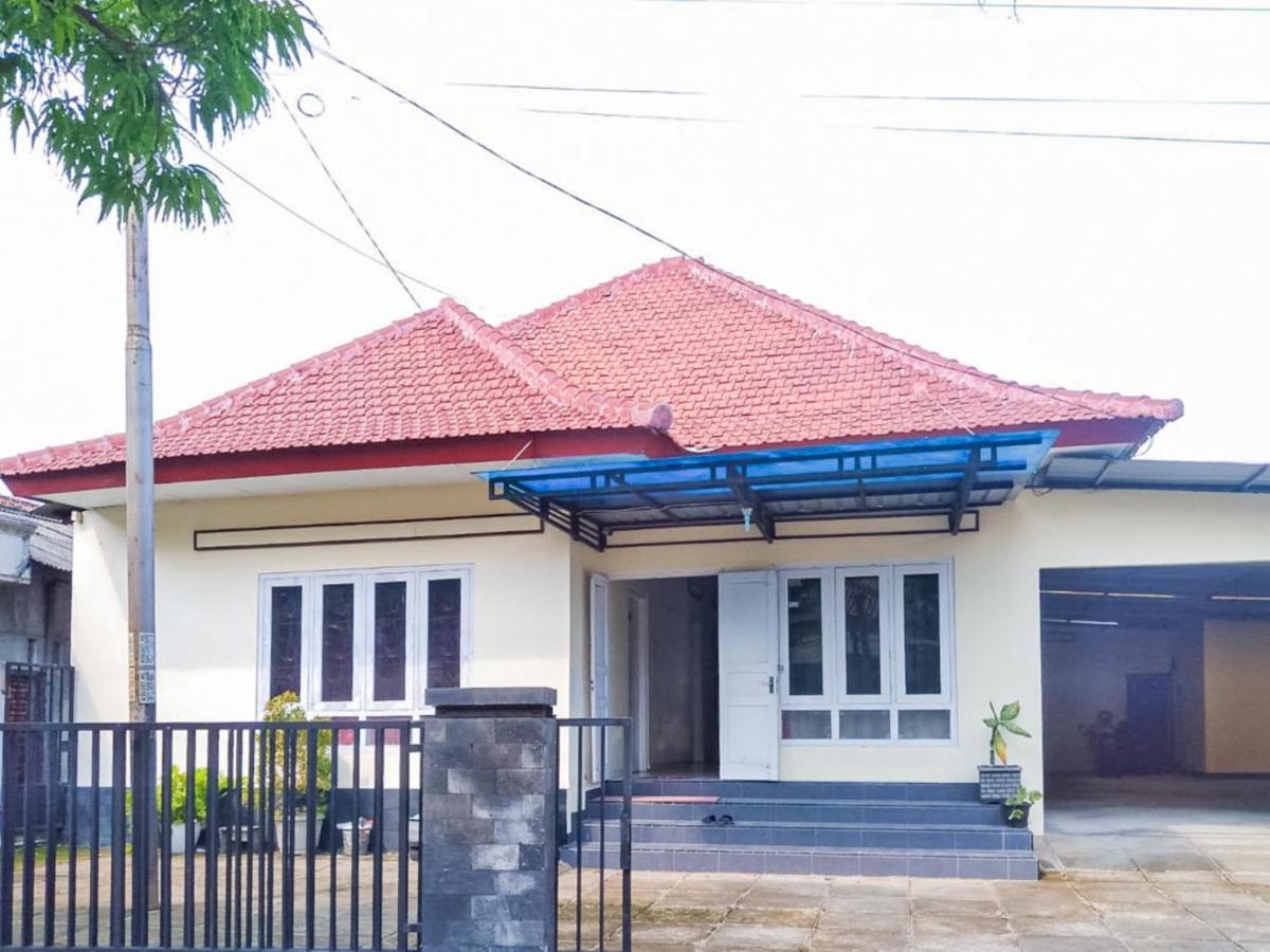 Hotel Reddoorz Syariah At Griya Soeratin Pacitan Exterior foto
