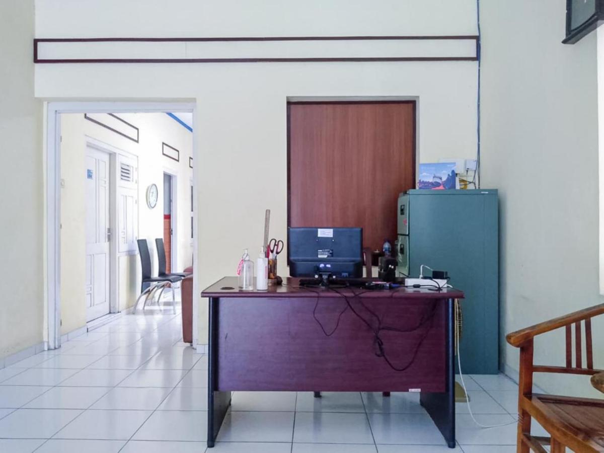 Hotel Reddoorz Syariah At Griya Soeratin Pacitan Exterior foto