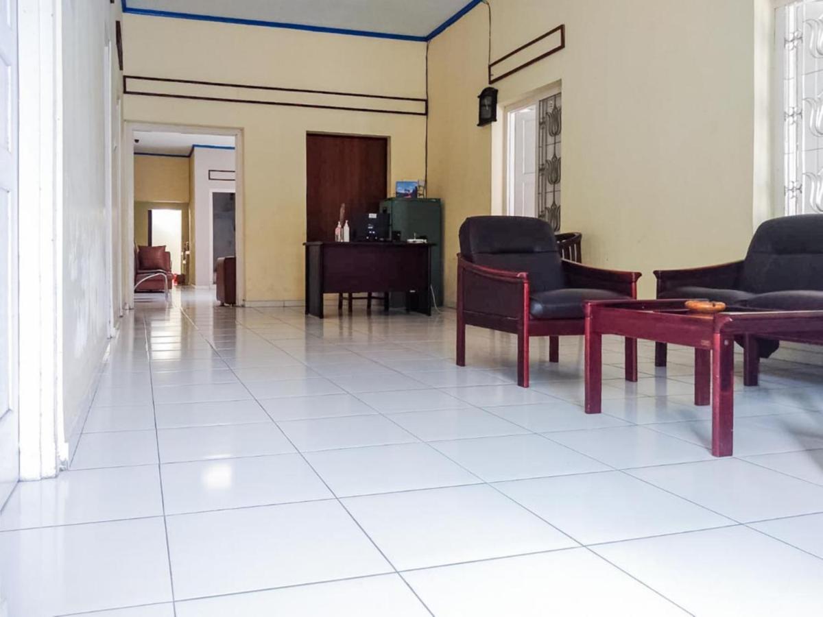 Hotel Reddoorz Syariah At Griya Soeratin Pacitan Exterior foto