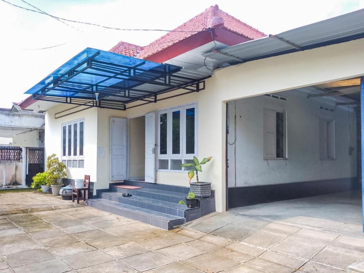 Hotel Reddoorz Syariah At Griya Soeratin Pacitan Exterior foto