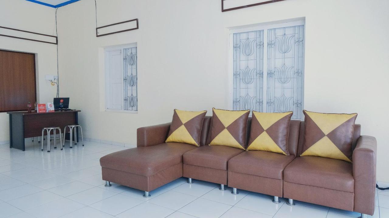 Hotel Reddoorz Syariah At Griya Soeratin Pacitan Exterior foto